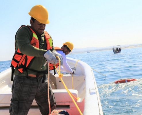 peru 2016 trainee tying knot to attach buoy